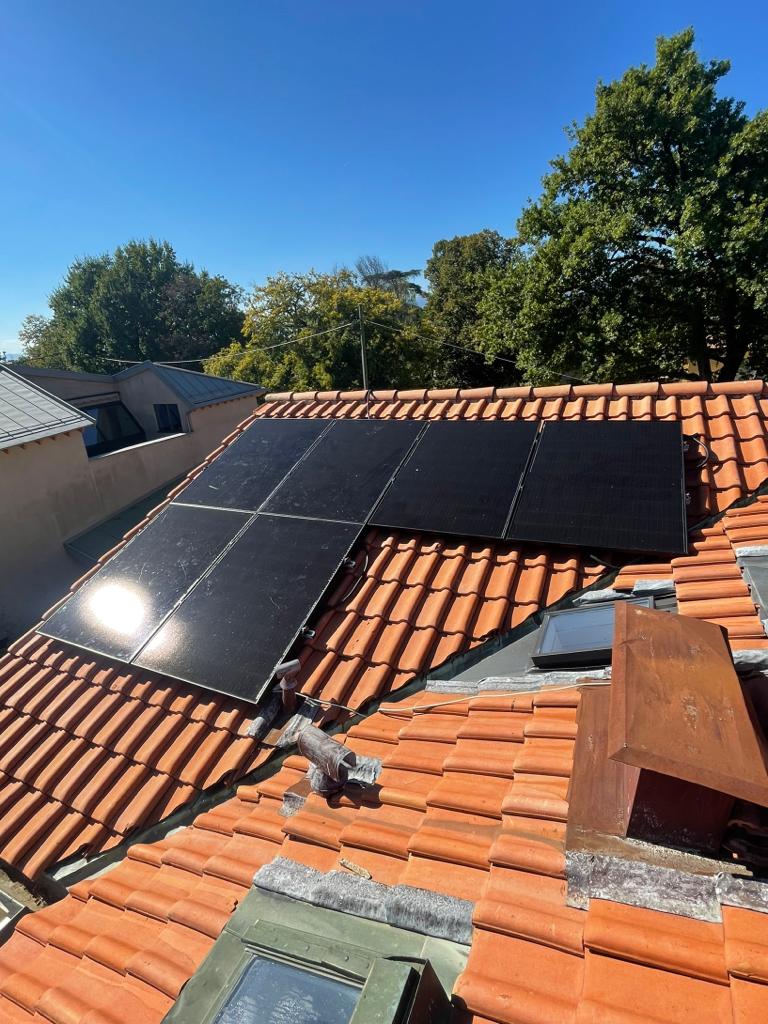 Installation de 28 panneaux photovoltaïques dont 6 panneaux hybrides